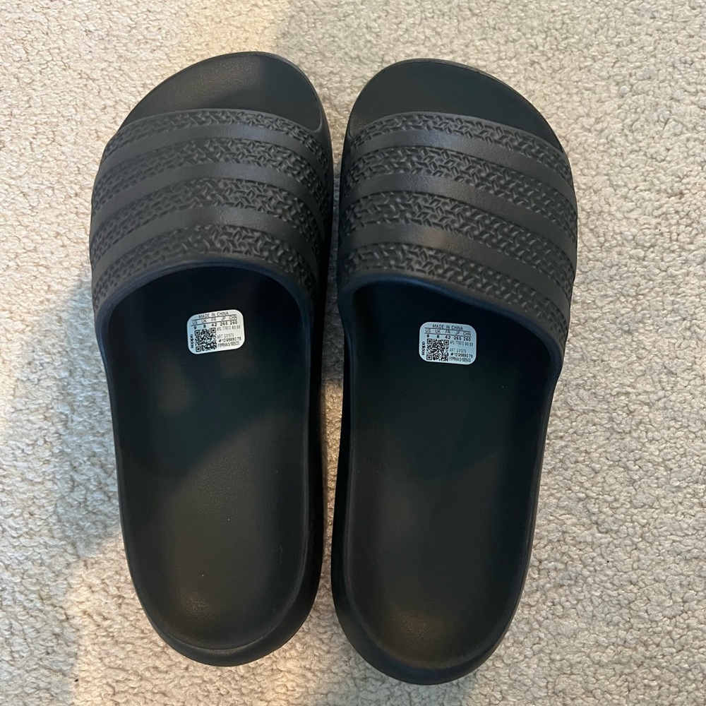 NWOT- Adidas Adilette Ayoon Slides size 9